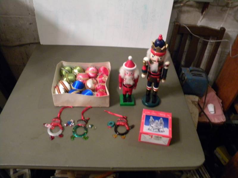 lot 105 image: Christmas Decorations