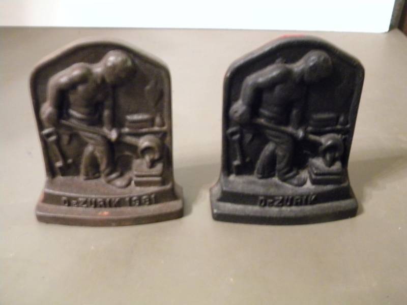 lot 112 image: Pair of DeZurik Cast Iron Bookends