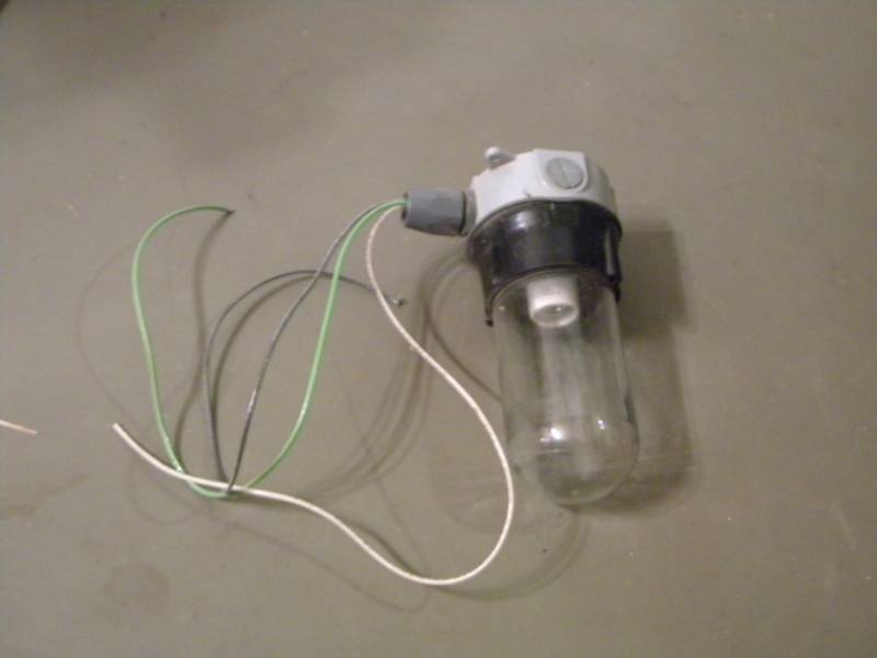 lot 124 image: 150 Watt Light Fixture