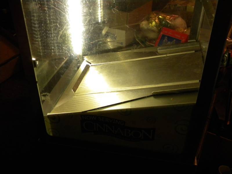 lot 119 image: Lighted Display Case