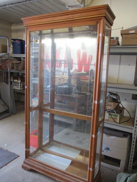 lot 50 image: Large Curio Case