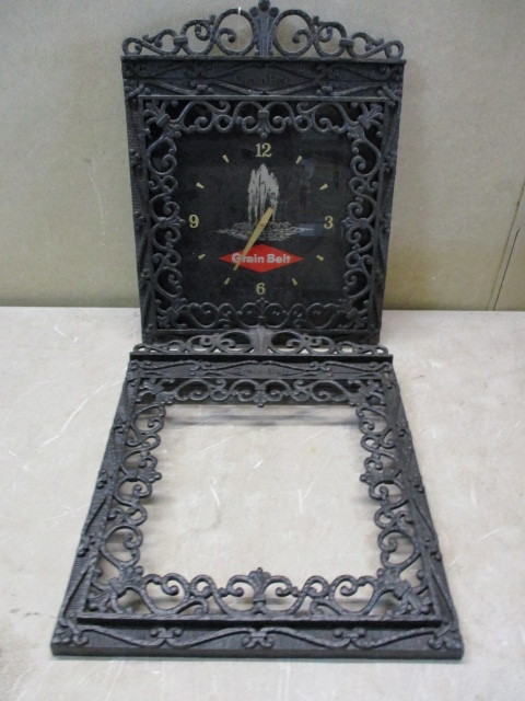 lot 14 image: Grain Belt Beer Clock