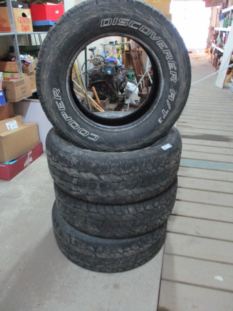 lot 25 image: Cooper LT27565R18 Tires