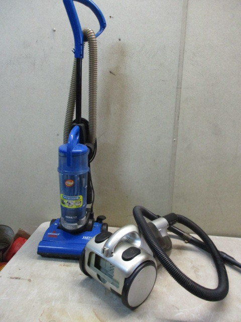 lot 31 image: 2 Small Vacs