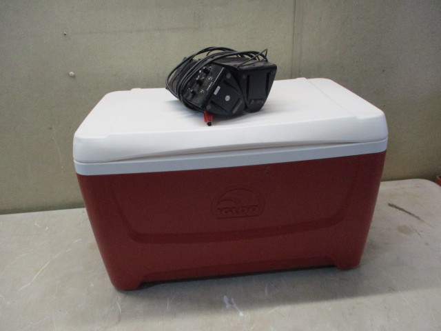 lot 32 image: Igloo cooler and speakers