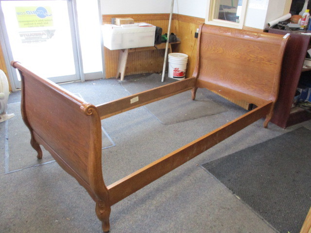 lot 40 image: Twin bed frame