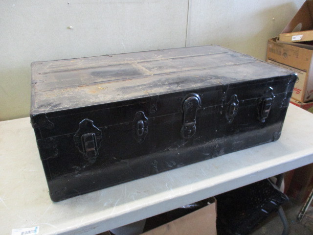 lot 49 image: Vintage Foot Locker Chest