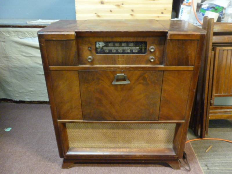 lot 3 image: Vintage Philco Floor Radio