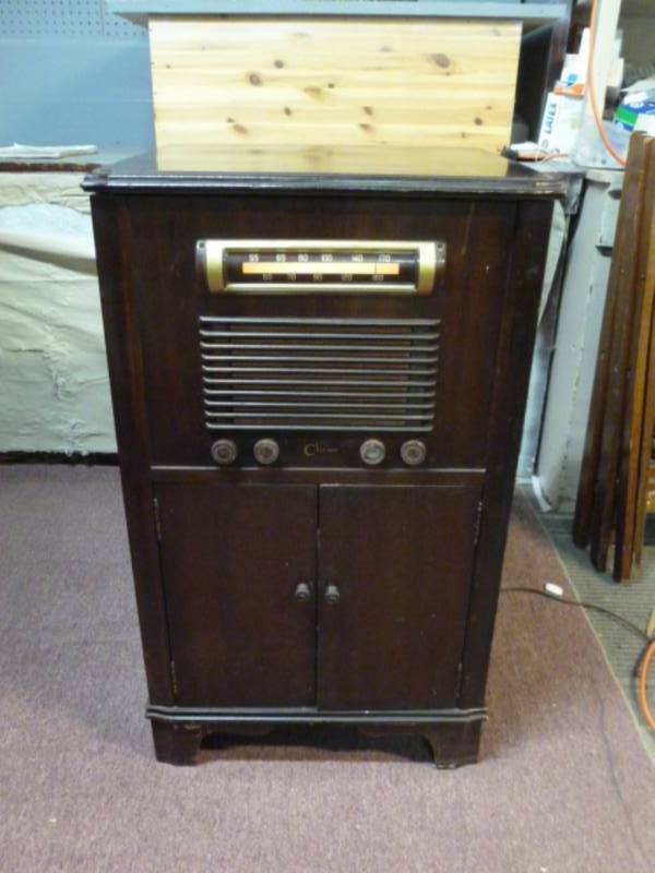 lot 4 image: Vintage Floor Radio