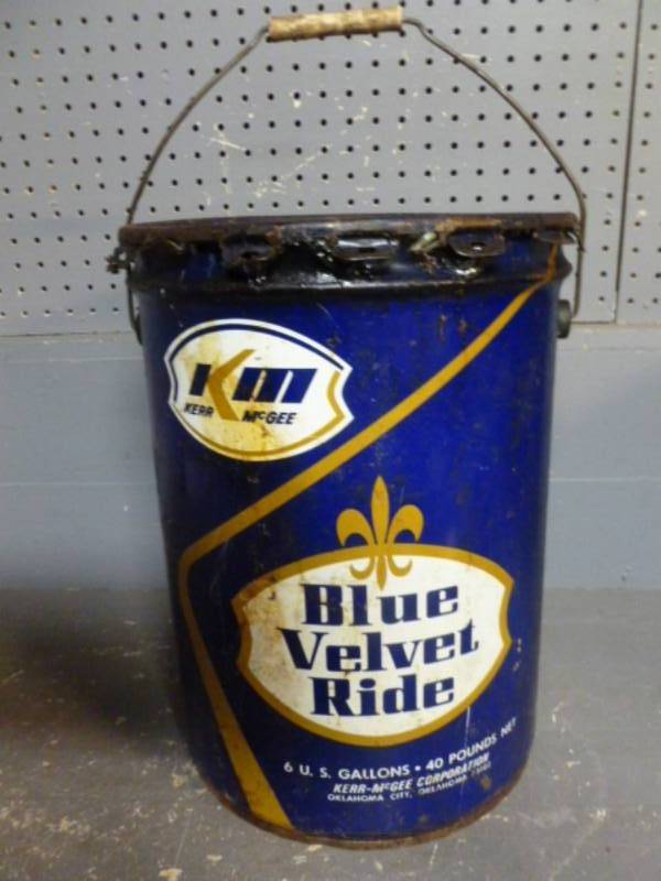 lot 9 image: Vintage Oil Can