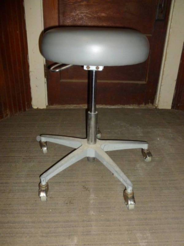 lot 12 image: Portable Shop Stool