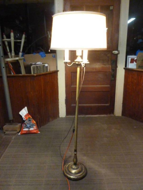 lot 16 image: Vintage Floor Lamp