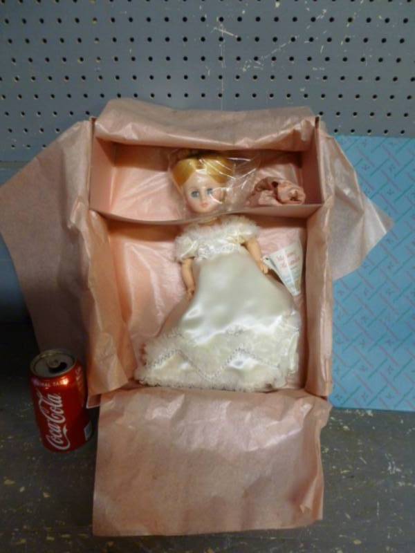 lot 26 image: New Vintage Madame Alexander Doll