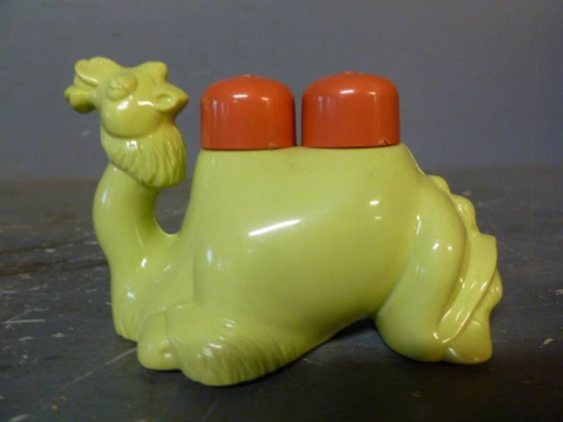 lot 42 image: Vintage Salt And Pepper Set