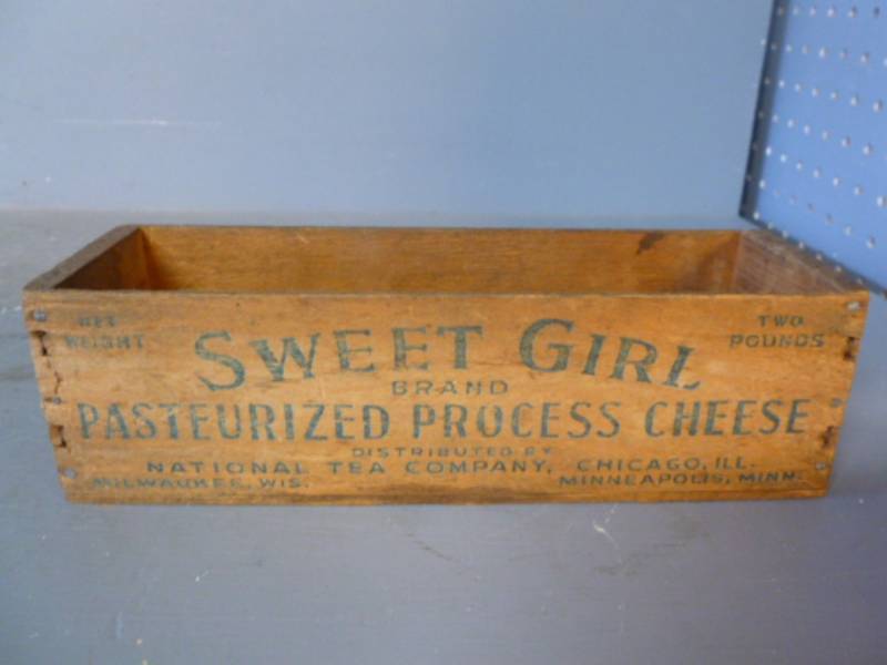 lot 92 image: Vintage Cheese Box