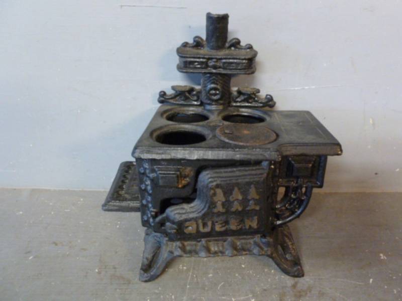 lot 94 image: Vintage Salesman Sample