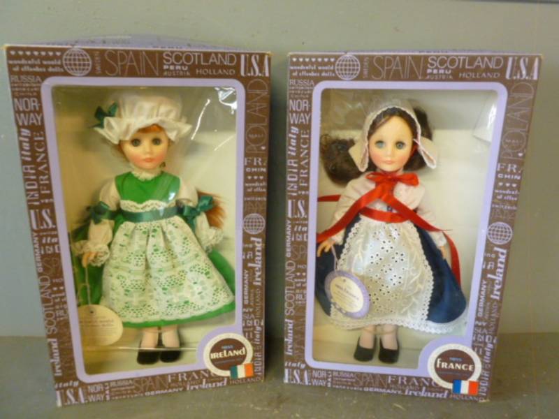 lot 124 image: New Vintage Dolls