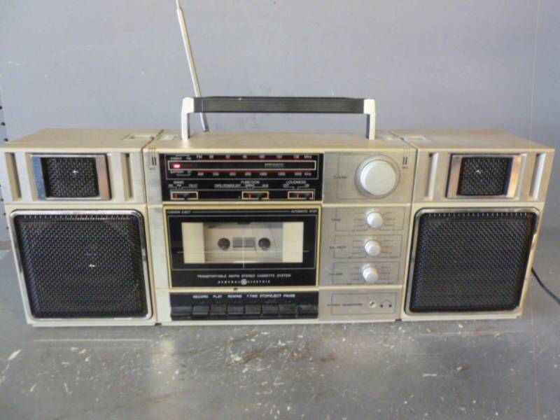 lot 149 image: Shelf Radio