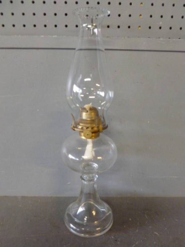 lot 152 image: Vintage Oil Lamp