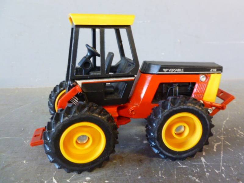 lot 194 image: Die Cast Metal Tractor