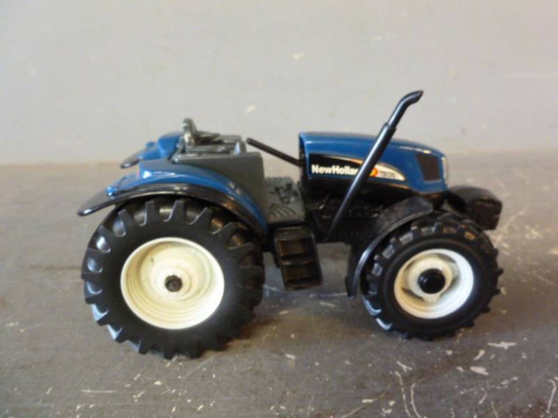 lot 195 image: Die Cast Metal Tractor