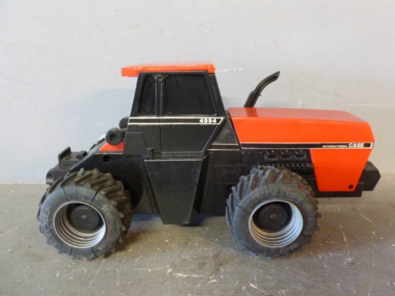 lot 196 image: Ertl Tractor