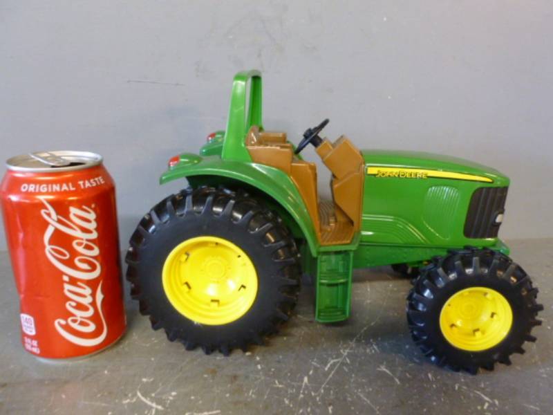 lot 197 image: Ertl - John Deere Tractor