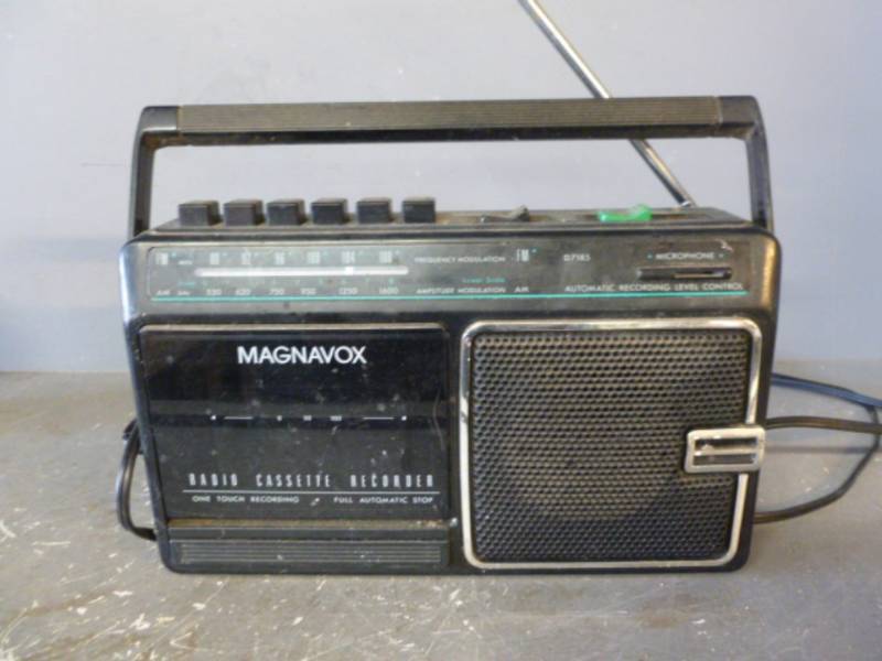 lot 223 image: Shelf Radio