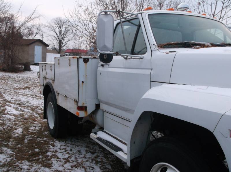 1987 FORD F700   LOW MILES