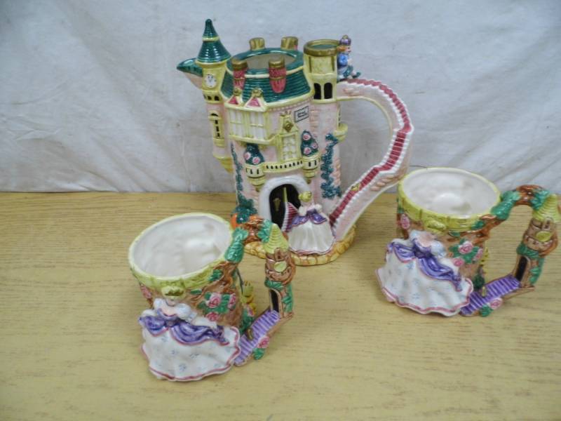 Fitz & Floyd Cinderalla Coffee Pot - Mugs
