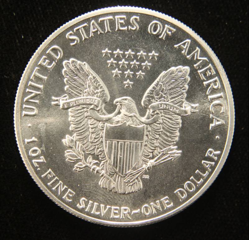 1989 AMERICAN SILVER EAGLE 1 TROY OZ. .999 FINE SILVER DOLLAR