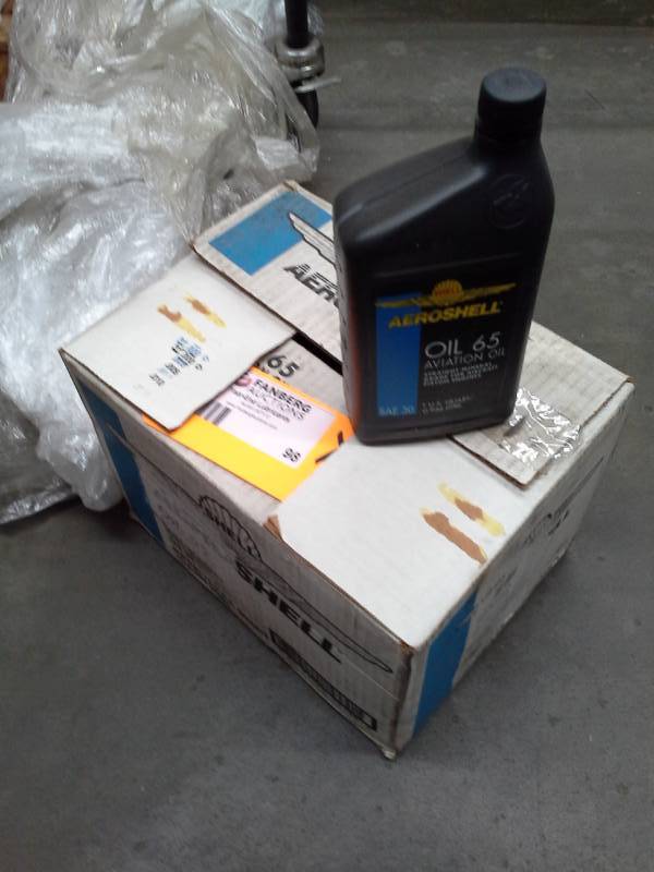 lot 98 image: 1 Case of Aeroshell Oil 65 SAE 30 Aviation Oil