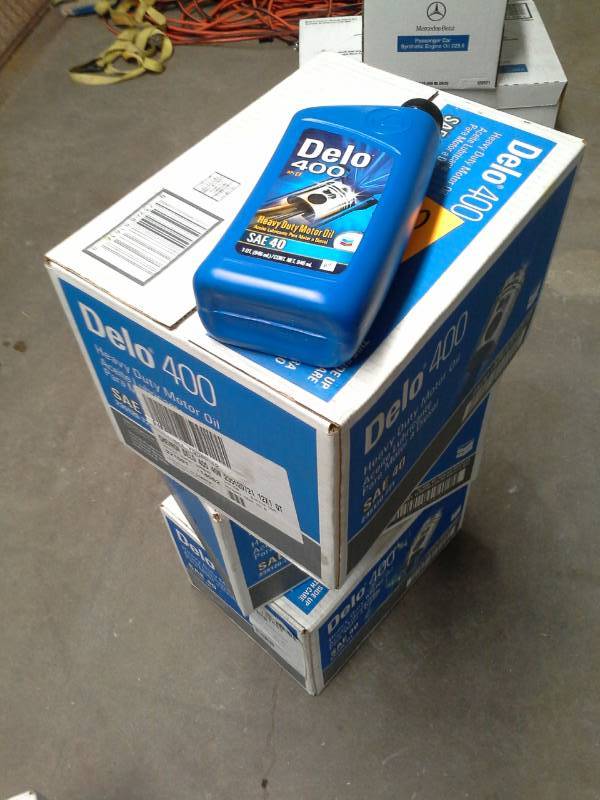 lot 124 image: 3 Cases of Chevron Delo 400 SAE 40W Heavy Duty Motor Oil