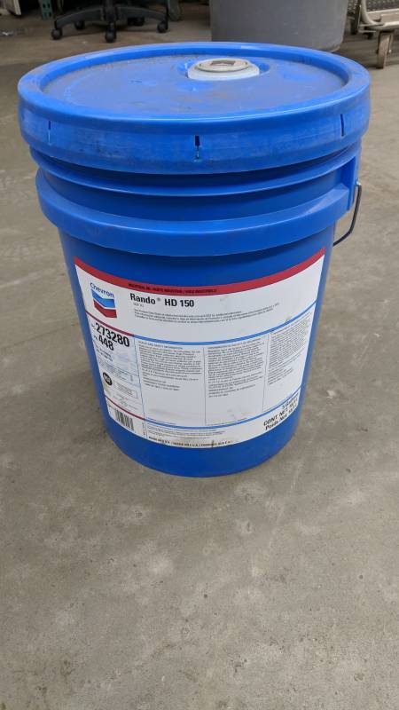 lot 179 image: 1 - 5 Gallon Pail of Chevron Rando Heavy Duty ISO 150