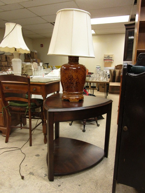 lot 813 image: UNIQUE, SHIELD-SHAPED ACCENT TABLE WITH LAMP