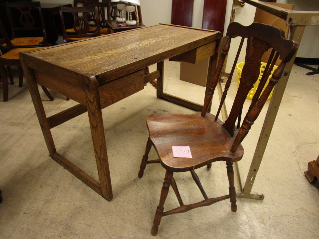 lot 814 image: OAK DESK W CHAIR