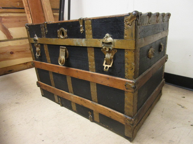 lot 819 image: STEAMER TRUNK