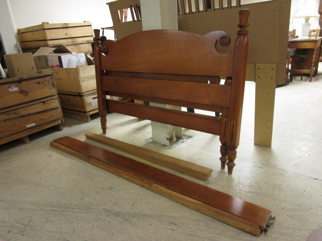 lot 833 image: WOODEN BED