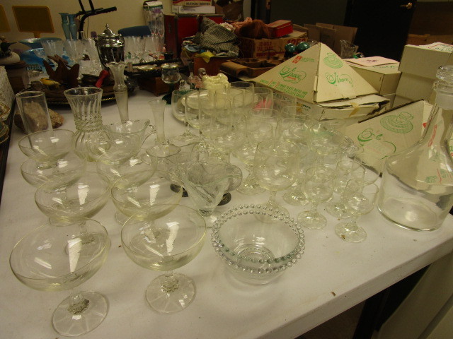 lot 845 image: ASSORTED GLASS & STEMWARE