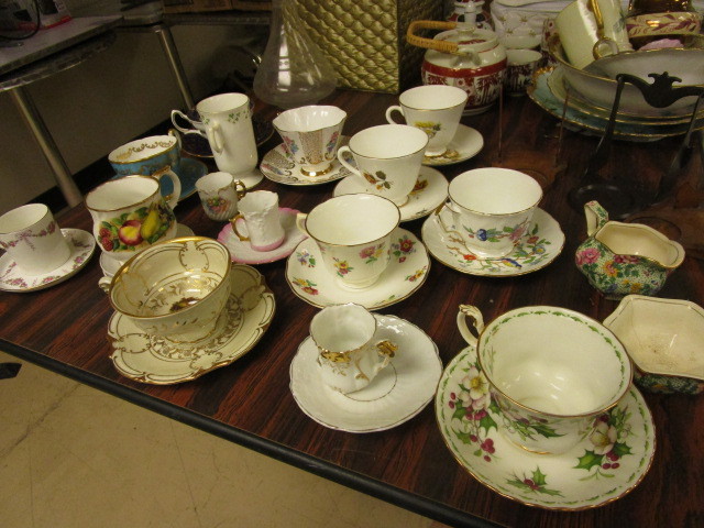 lot 847 image: TEA CUPS W SAUCERS