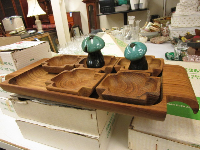 lot 849 image: SERVING TRAY  SALTPEPPER SHAKERS
