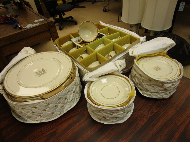 lot 851 image: SYRACUSE GOVERNOR CLINTON FINE CHINA