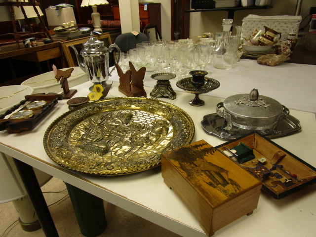 lot 857 image: WOOD & METAL HOME DECOR