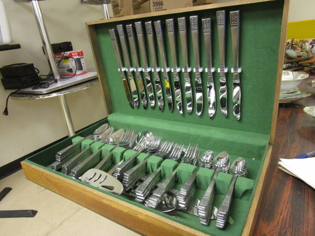 lot 861 image: GRACE FLATWARE SET
