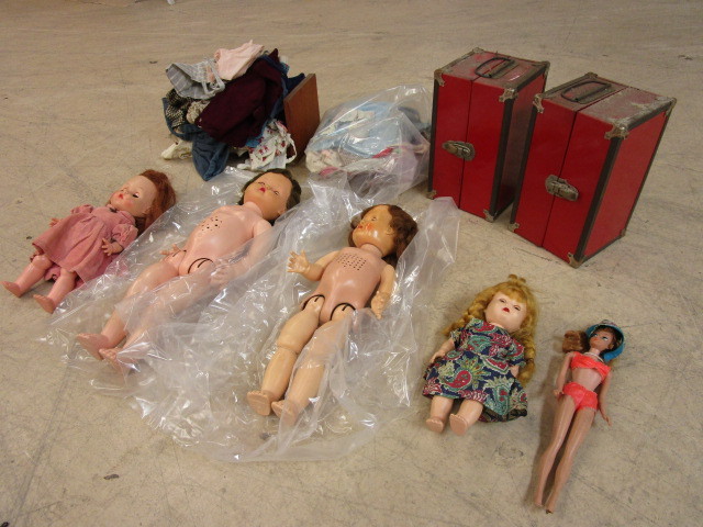 lot 863 image: VINTAGE HORSEMAN, EE GEE AND BARBIE DOLLS WITH CLOTHES