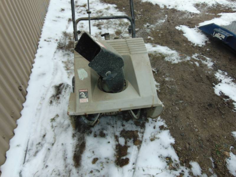 lot 3 image: White Snow Blower