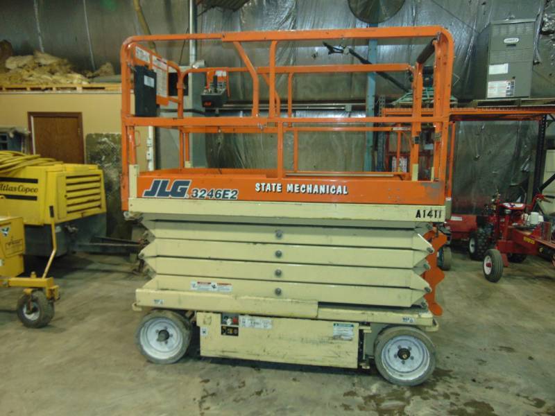 lot 9 image: JLG 3246E2 Electric Scissor Lift