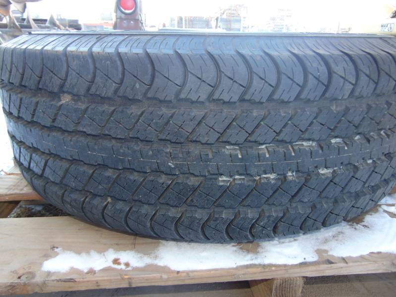 lot 33 image: P27560R20 Tire and Rim
