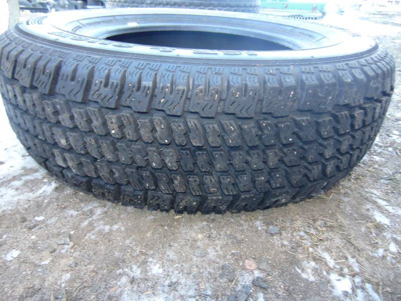 lot 34 image: Winterhandler P20570R15 Tire