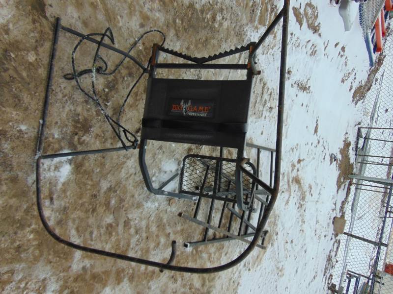 lot 51 image: 15 Big Game Tree Stand